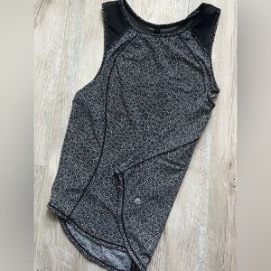 Lululemon Sculpt Tank Size 4 Freckle
Flower design - black/white